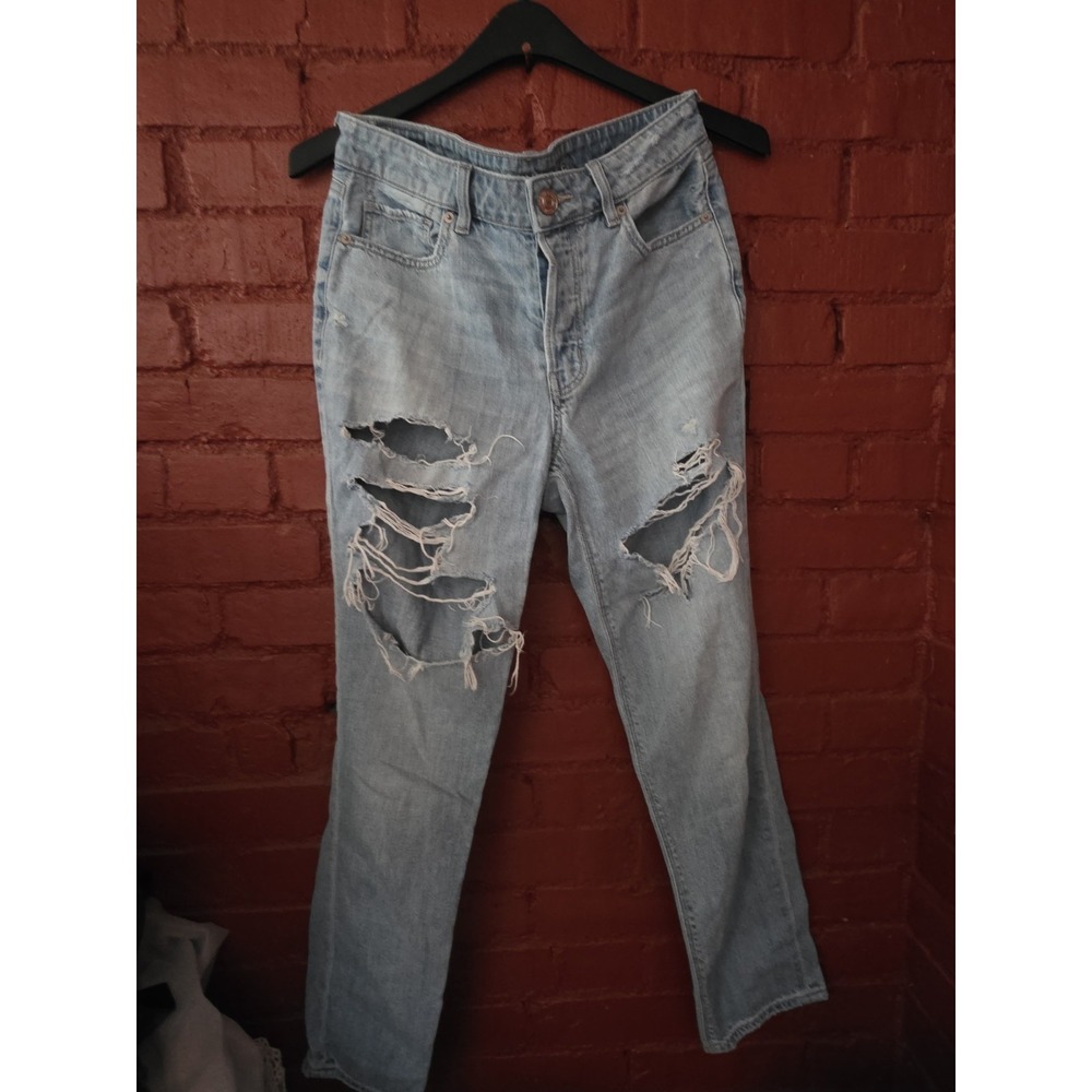 American Eagle High Rise Ripped Jeans 6 Light Wash Mom Distressed Denim